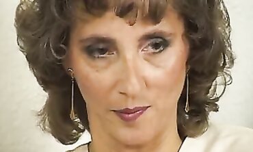 Reife Dame mit haariger Scham gibt Handwerker einen Blowjob