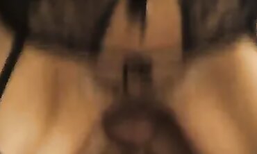 Reife Dame mit haariger Scham gibt Handwerker einen Blowjob