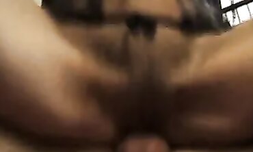 Reife Dame mit haariger Scham gibt Handwerker einen Blowjob