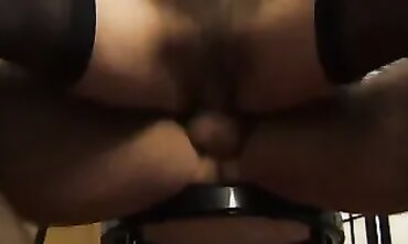 Reife Dame mit haariger Scham gibt Handwerker einen Blowjob