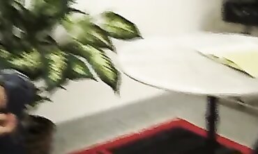 Reife Dame mit haariger Scham gibt Handwerker einen Blowjob