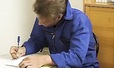 Reife Dame mit haariger Scham gibt Handwerker einen Blowjob