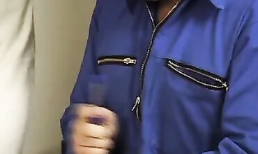 Reife Dame mit haariger Scham gibt Handwerker einen Blowjob