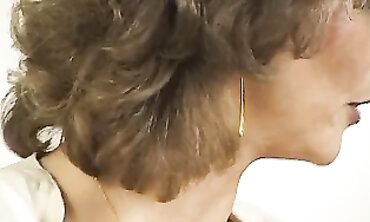 Reife Dame mit haariger Scham gibt Handwerker einen Blowjob