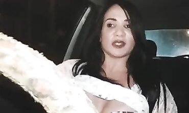 Latina Brunette Exibicionismo na Praia em Doblo