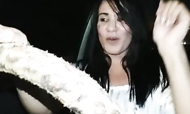 Latina Brunette Exibicionismo na Praia em Doblo