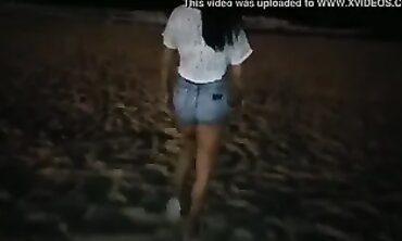 Latina Brunette Exibicionismo na Praia em Doblo