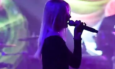 Aleyna Tilki's Sexy Tight Pants Dance Show
