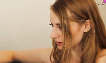 Ela Darling And Chloe Lynn Get Sexual On The Couch