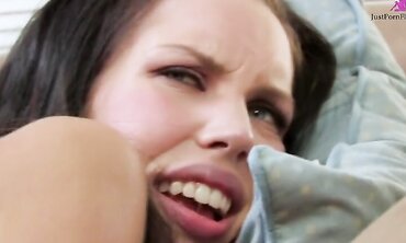 What could possibly be hotter than 2 smokin chicks kissing?