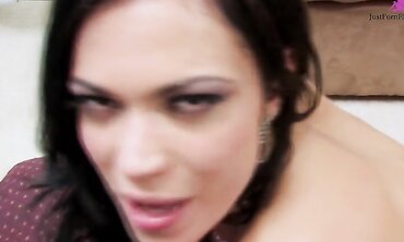 What could possibly be hotter than 2 smokin chicks kissing?