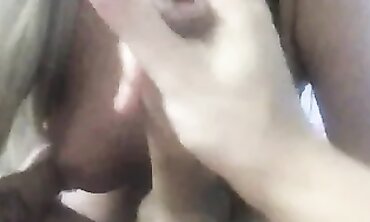 Milf Loira com Tatuagem Chupa Pau do Namorado Novo