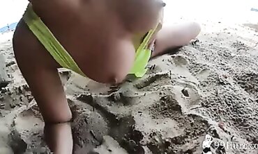 Heiße MILF-Analsex-Session am Strand