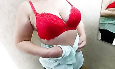 Juicy Mom Elder Cougar Shows Off Her Cutie Bobs