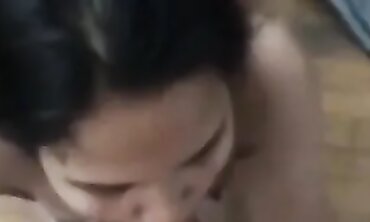 Awek Melayu Menikmati Blowjob Besar