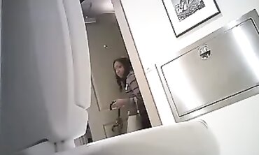 Ebony Honey Shows Off Her Ass While Pissing