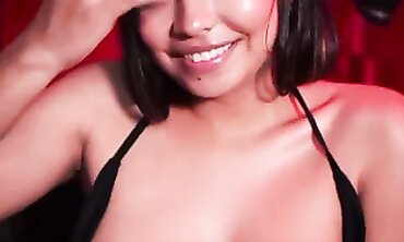 Latina Brunette Masturbates on Webcam