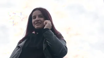 Redheaded Babe Shows Off Her Cute Ass in Tight Jeans