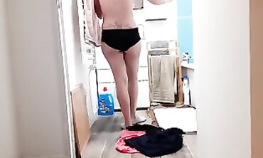 POV: Une blonde MILF se déshabille pour un jeune mec