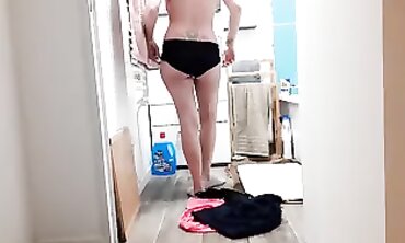 POV: Une blonde MILF se déshabille pour un jeune mec
