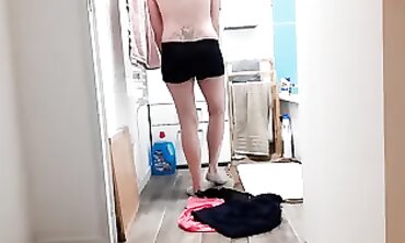 POV: Une blonde MILF se déshabille pour un jeune mec