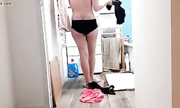 POV: Une blonde MILF se déshabille pour un jeune mec