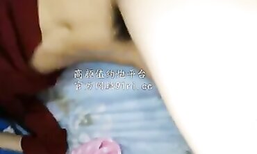 街头尾随眼镜女友酒店激情啪啪国产