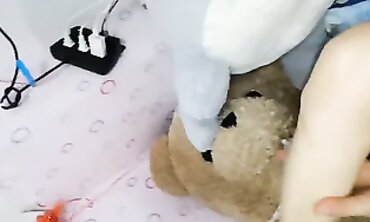 街头尾随眼镜女友酒店激情啪啪国产