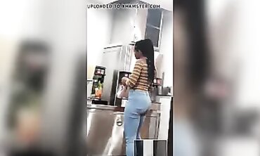 Black Babe Shows Off Big Booty in Tight Denim Jeans