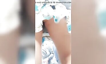 Sexy Venezolana en Minifalda con su Hijo