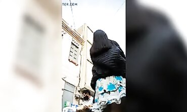Sexy Venezolana en Minifalda con su Hijo