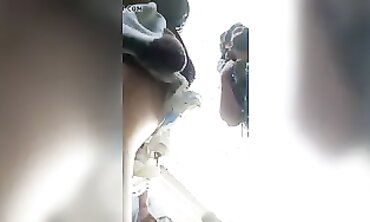 Sexy Venezolana en Minifalda con su Hijo
