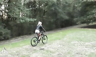 Blonde Amateur Dildoride mit Mountainbike