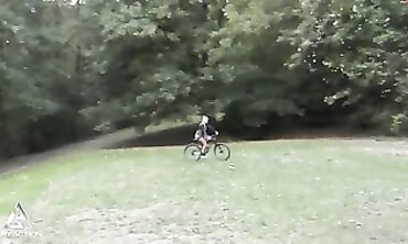 Blonde Amateur Dildoride mit Mountainbike