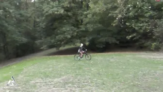 Blonde Amateur Dildoride mit Mountainbike