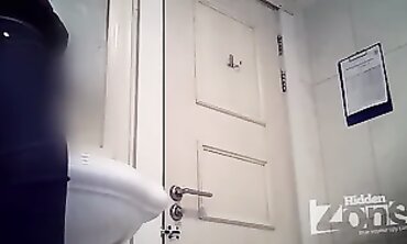 College Amateur Pissing