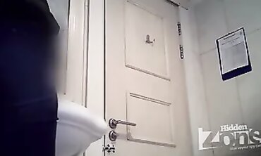 College Amateur Pissing