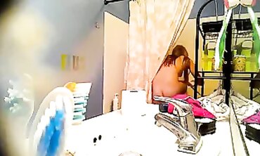 Canon en Intime : Regard Voyeur sur une Blonde