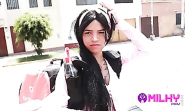 V3nuslynn: La Repartidora Latina Follada en Público