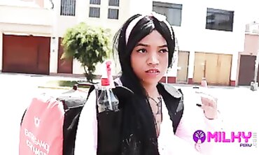 V3nuslynn: La Repartidora Latina Follada en Público