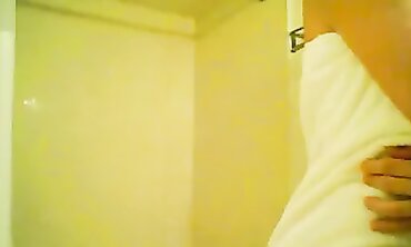 Stunning Paola Squats Nude in the Bathroom