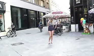 Gola u Barceloni: Plavuša s velikim grudima na javnoj golemiji