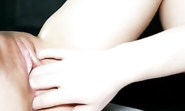 Ditalino e Sverginata Anal: Culo Amatoriale con Creampie