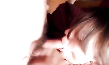Jeune Brune Inexpérimentée Prend un Pipe et Cumshot sur les Seins