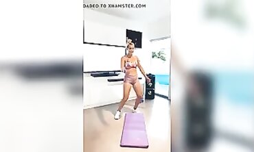 Latina Webcam Model Shows Off Cameltoe in Leggings