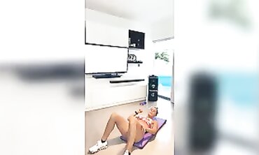 Latina Webcam Model Shows Off Cameltoe in Leggings