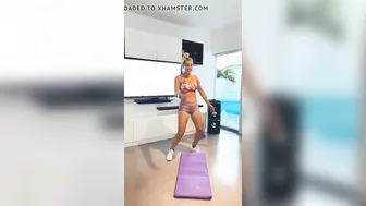 Latina Webcam Model Shows Off Cameltoe in Leggings