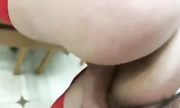 Calda Milf Scopa con un Grande cazzo mentre il Marito Lavora