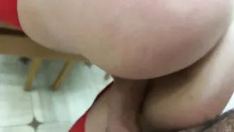 Calda Milf Scopa con un Grande cazzo mentre il Marito Lavora