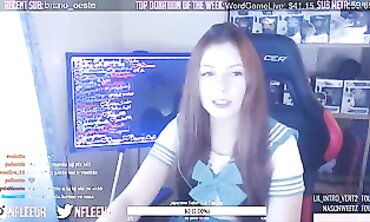 Fleeur Dinossaura: Gamer Girl Twitch Streamer Footjob Massage